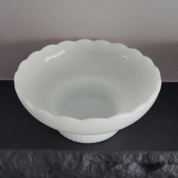 E.O. Brody Milkglass Vintage Bowls/Pair - Picture 3 of 7